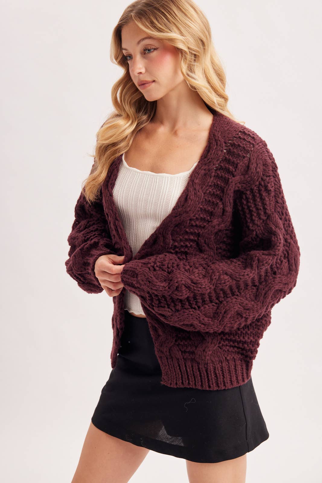 OPEN FRONT CHUNKY CABLE KNIT SWEATER CARDIGAN: MAROON