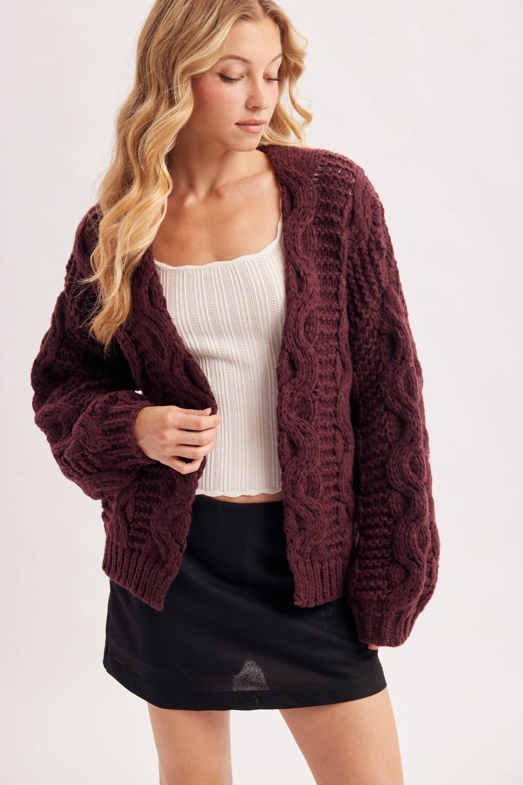 OPEN FRONT CHUNKY CABLE KNIT SWEATER CARDIGAN: MAROON
