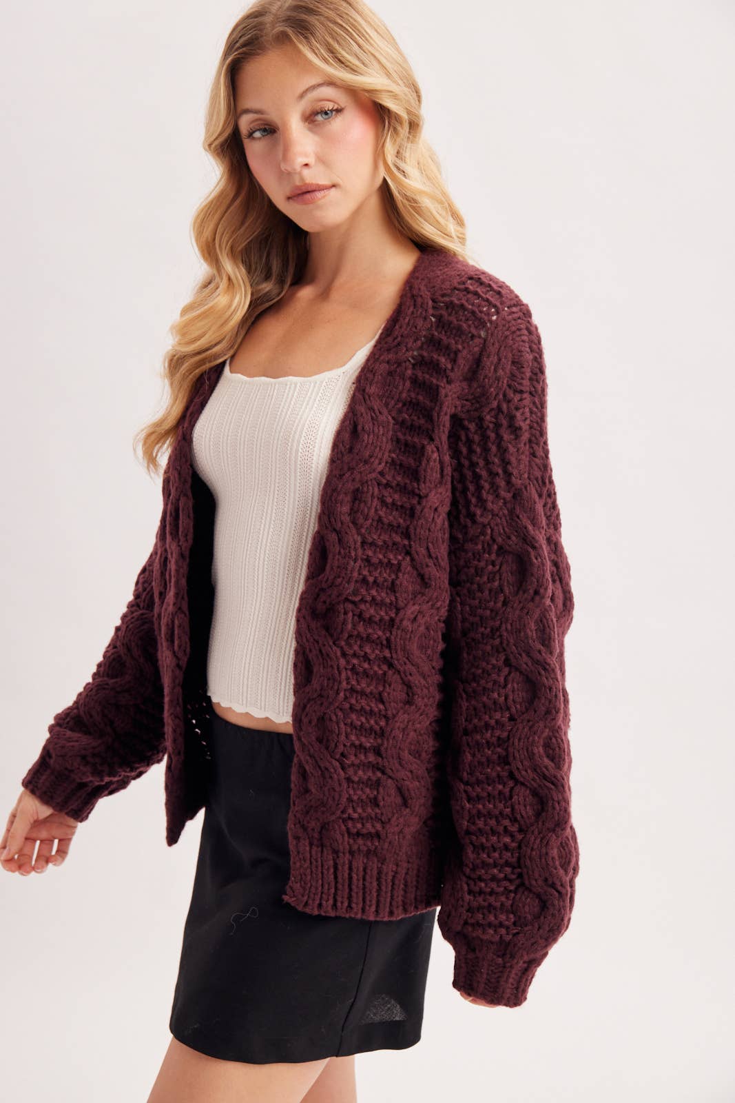 OPEN FRONT CHUNKY CABLE KNIT SWEATER CARDIGAN: MAROON