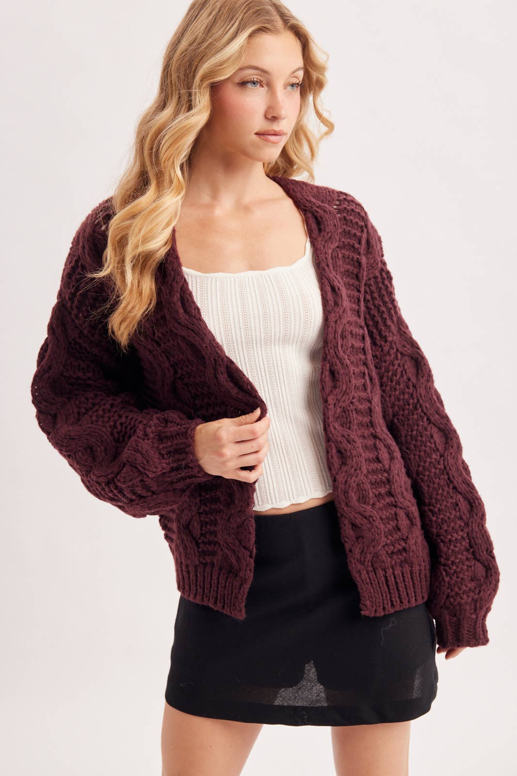 OPEN FRONT CHUNKY CABLE KNIT SWEATER CARDIGAN: MAROON