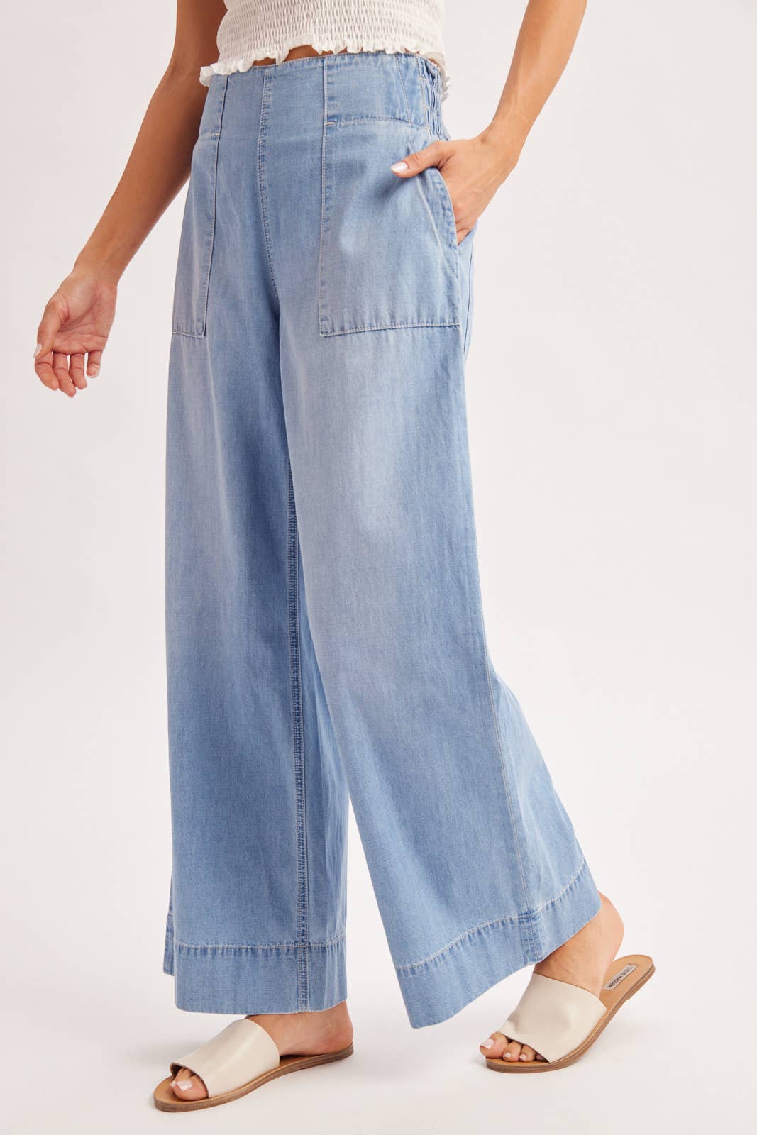 WIDE-LEG DENIM JEANS: LIGHT WASH