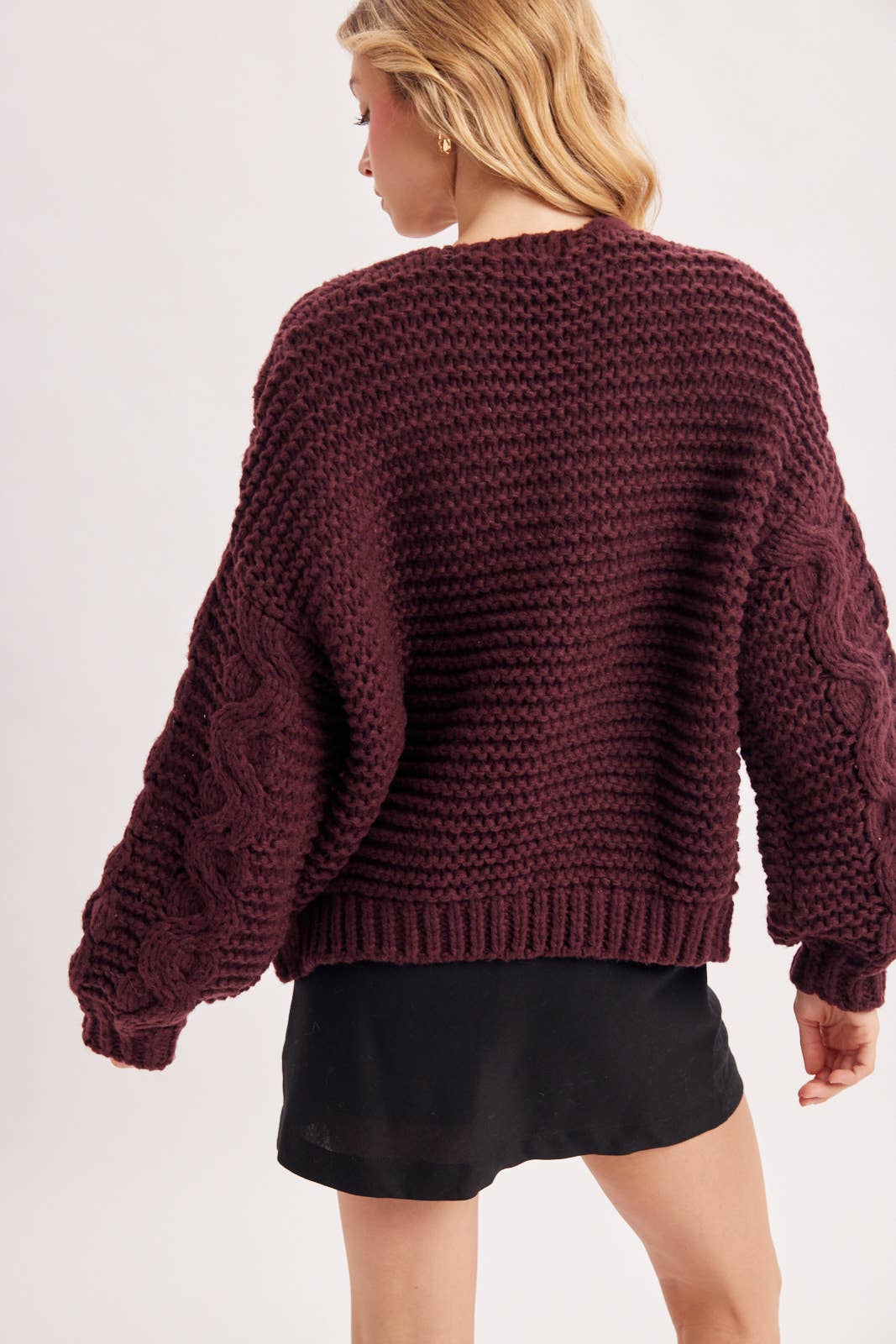 OPEN FRONT CHUNKY CABLE KNIT SWEATER CARDIGAN: MAROON