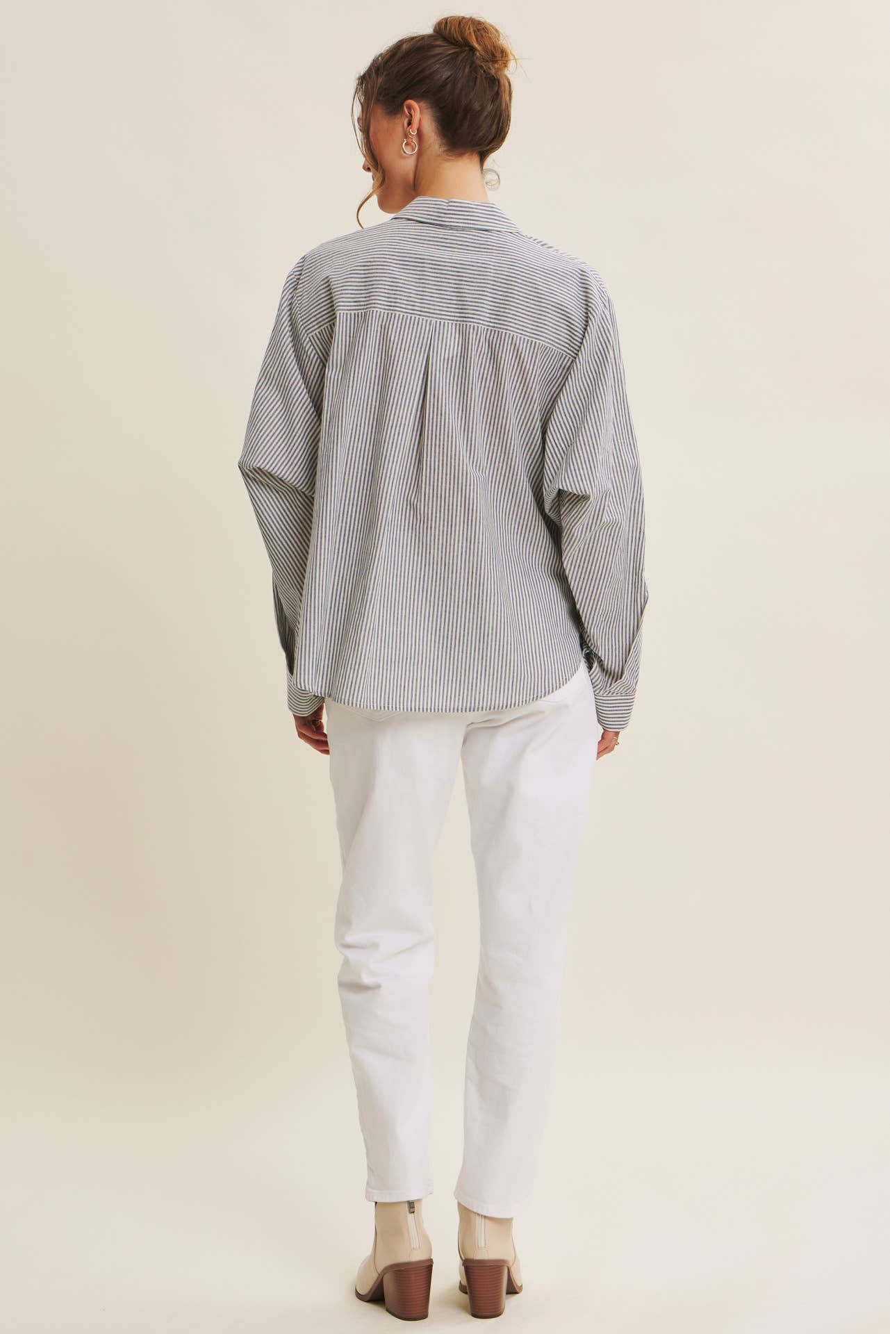 SEASONLESS EASE COTTON PINSTRIPE BUTTON-DOWN OVERSIZED SHIRT: DENIM BLUE