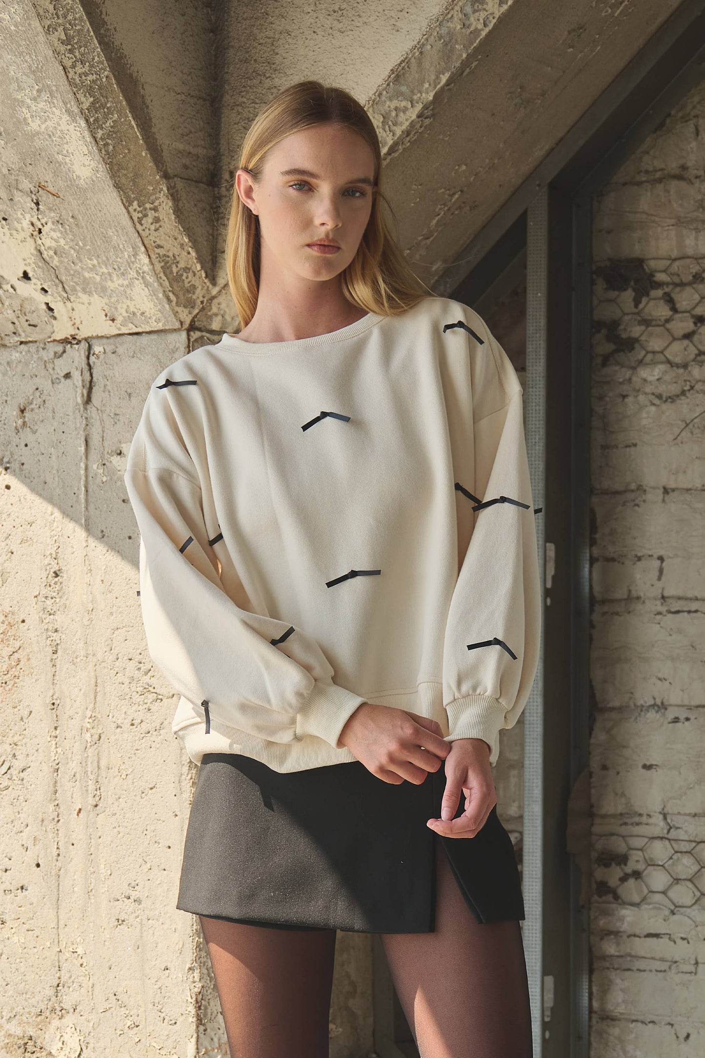 SATIN TAPE RIBBON CREWNECK SWEATSHIRTS: Heather Grey