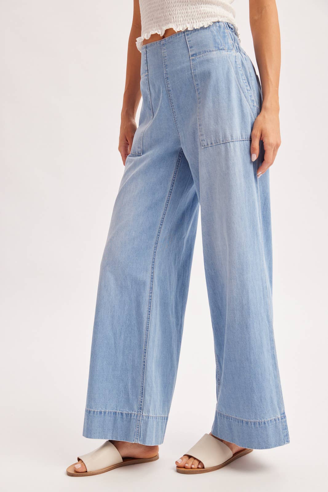 WIDE-LEG DENIM JEANS: LIGHT WASH
