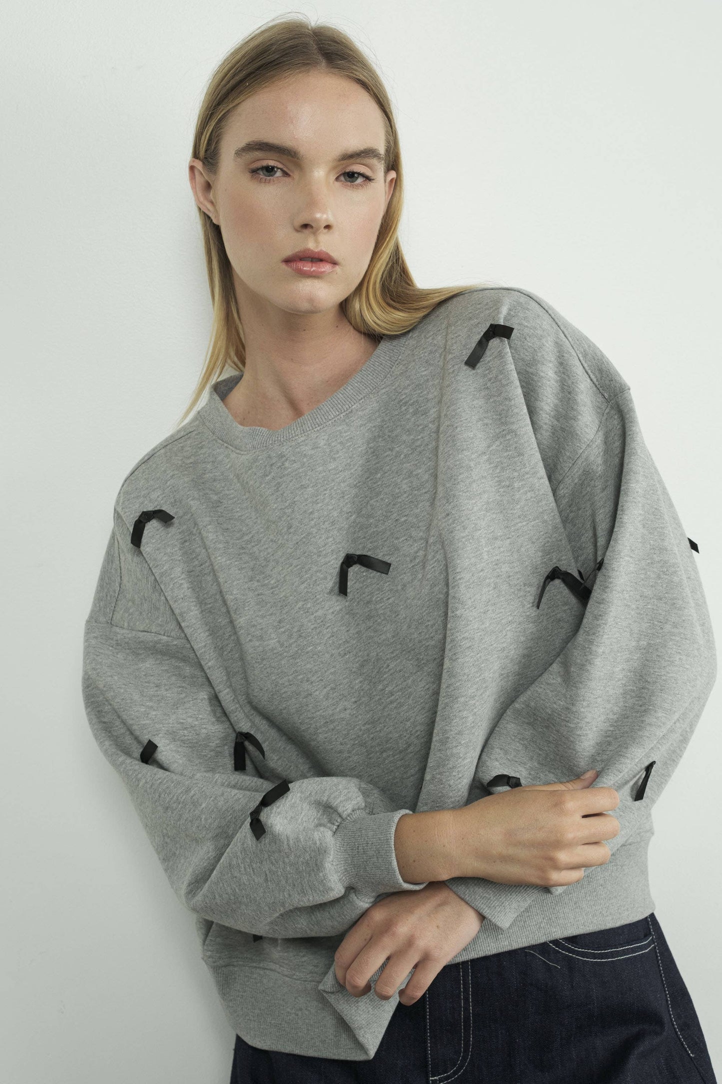 SATIN TAPE RIBBON CREWNECK SWEATSHIRTS: Heather Grey