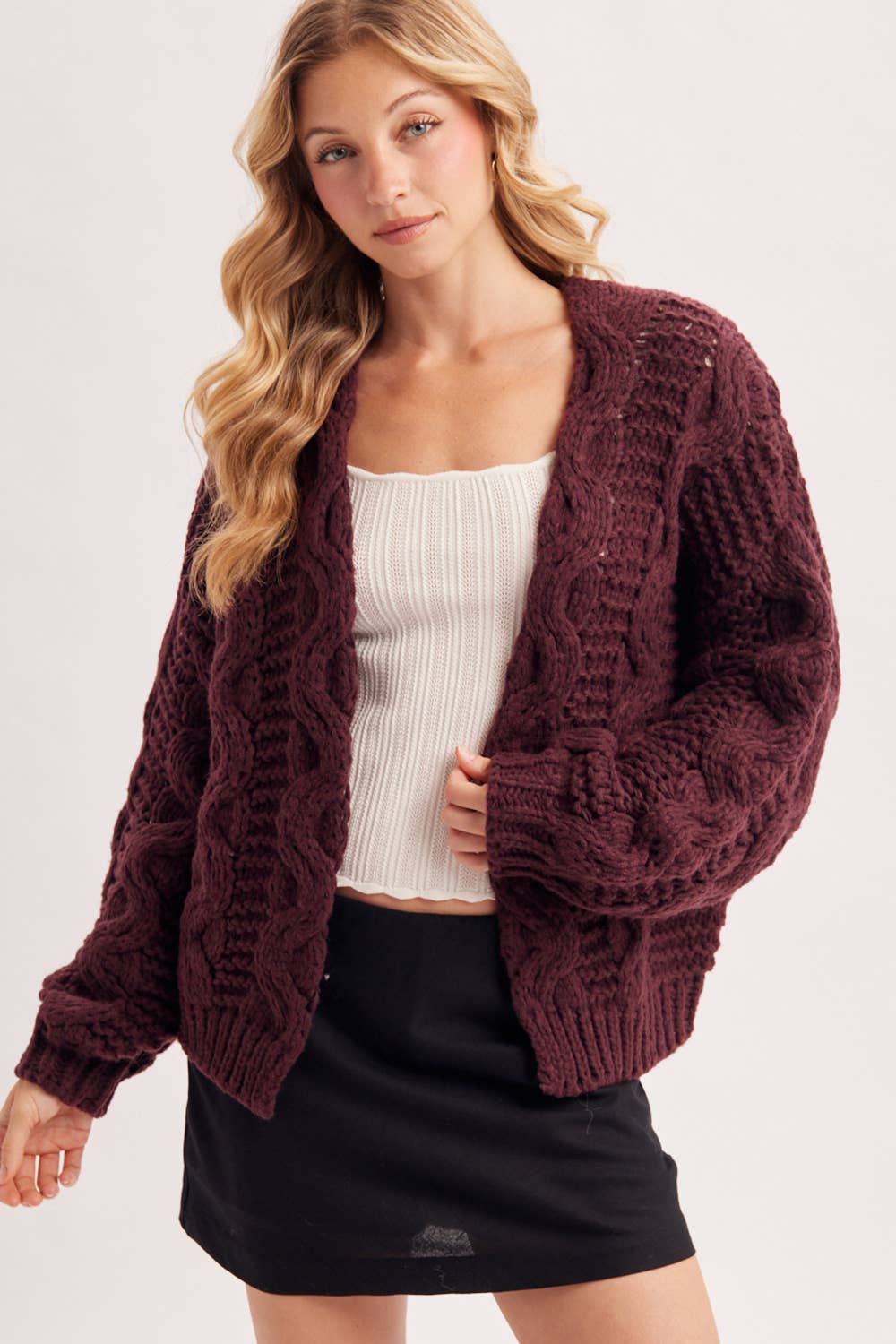 OPEN FRONT CHUNKY CABLE KNIT SWEATER CARDIGAN: MAROON
