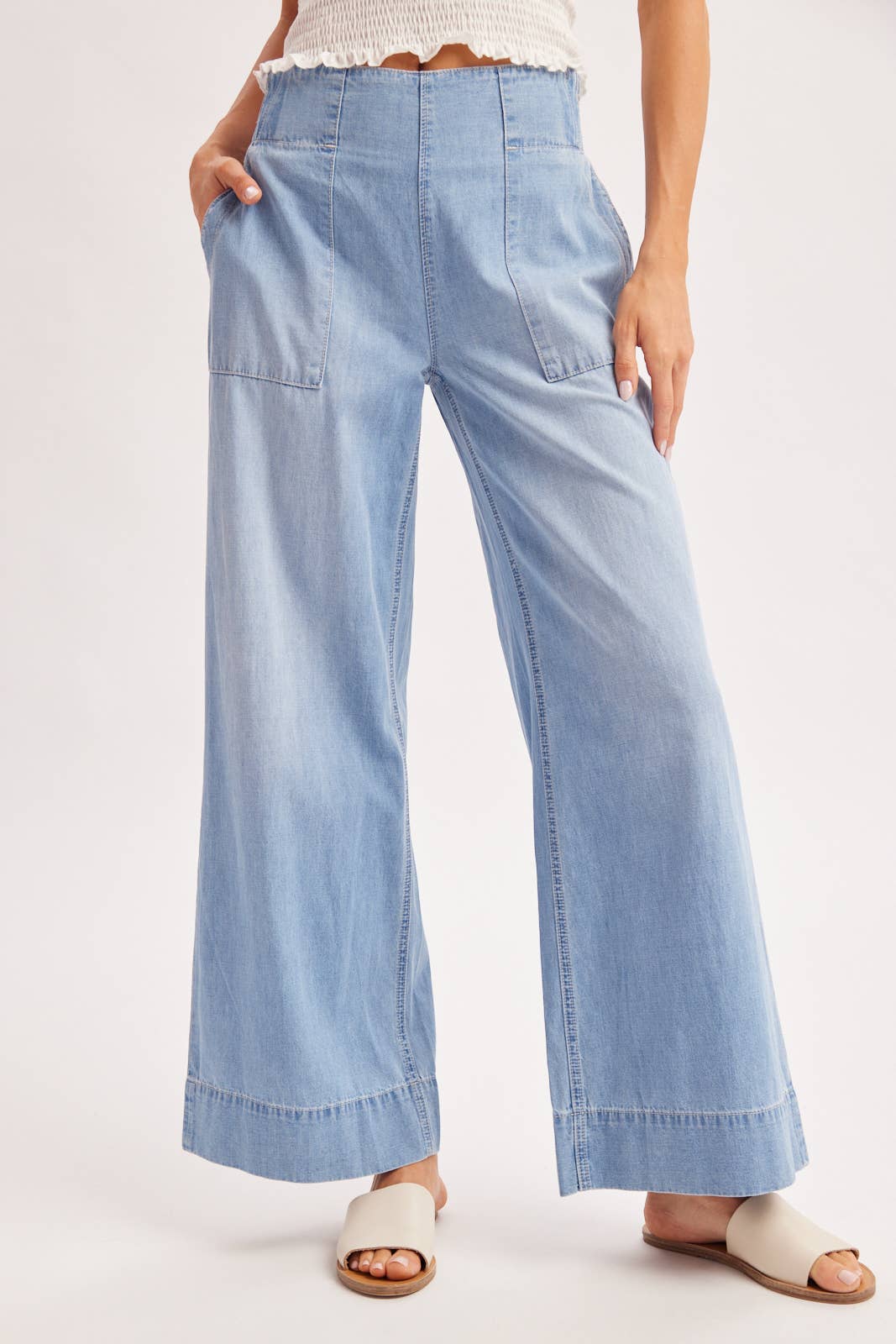 WIDE-LEG DENIM JEANS: LIGHT WASH