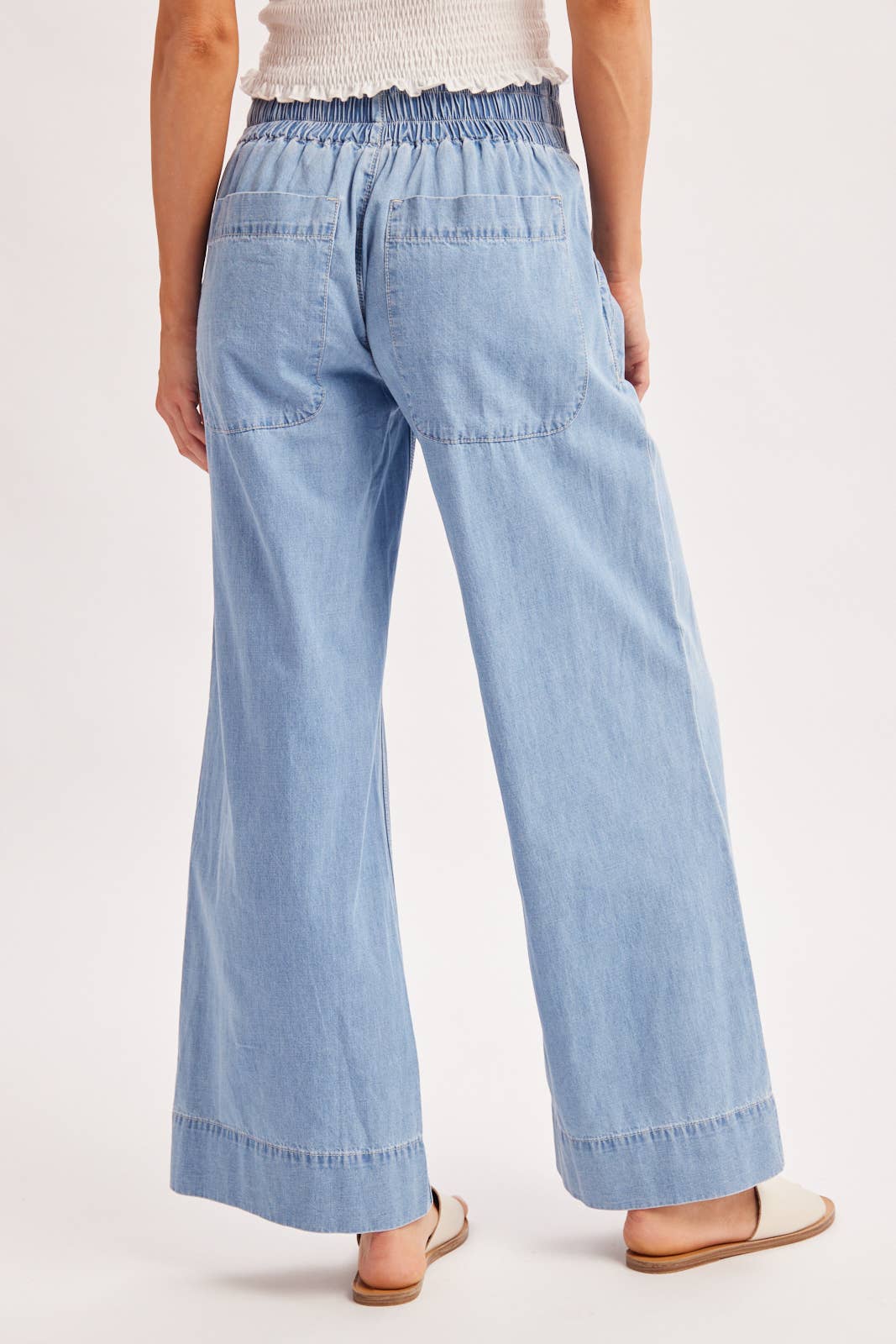 WIDE-LEG DENIM JEANS: LIGHT WASH