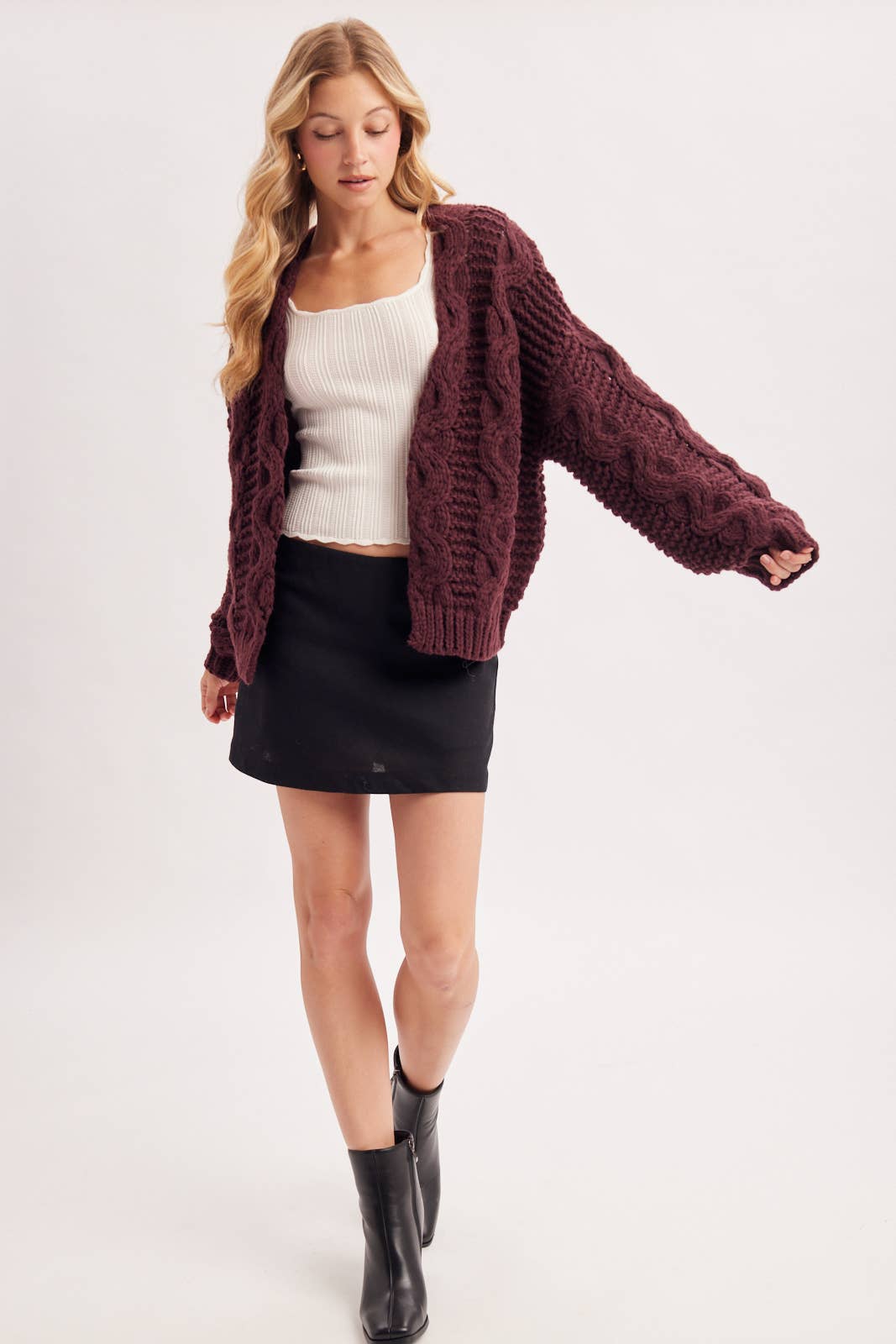 OPEN FRONT CHUNKY CABLE KNIT SWEATER CARDIGAN: MAROON