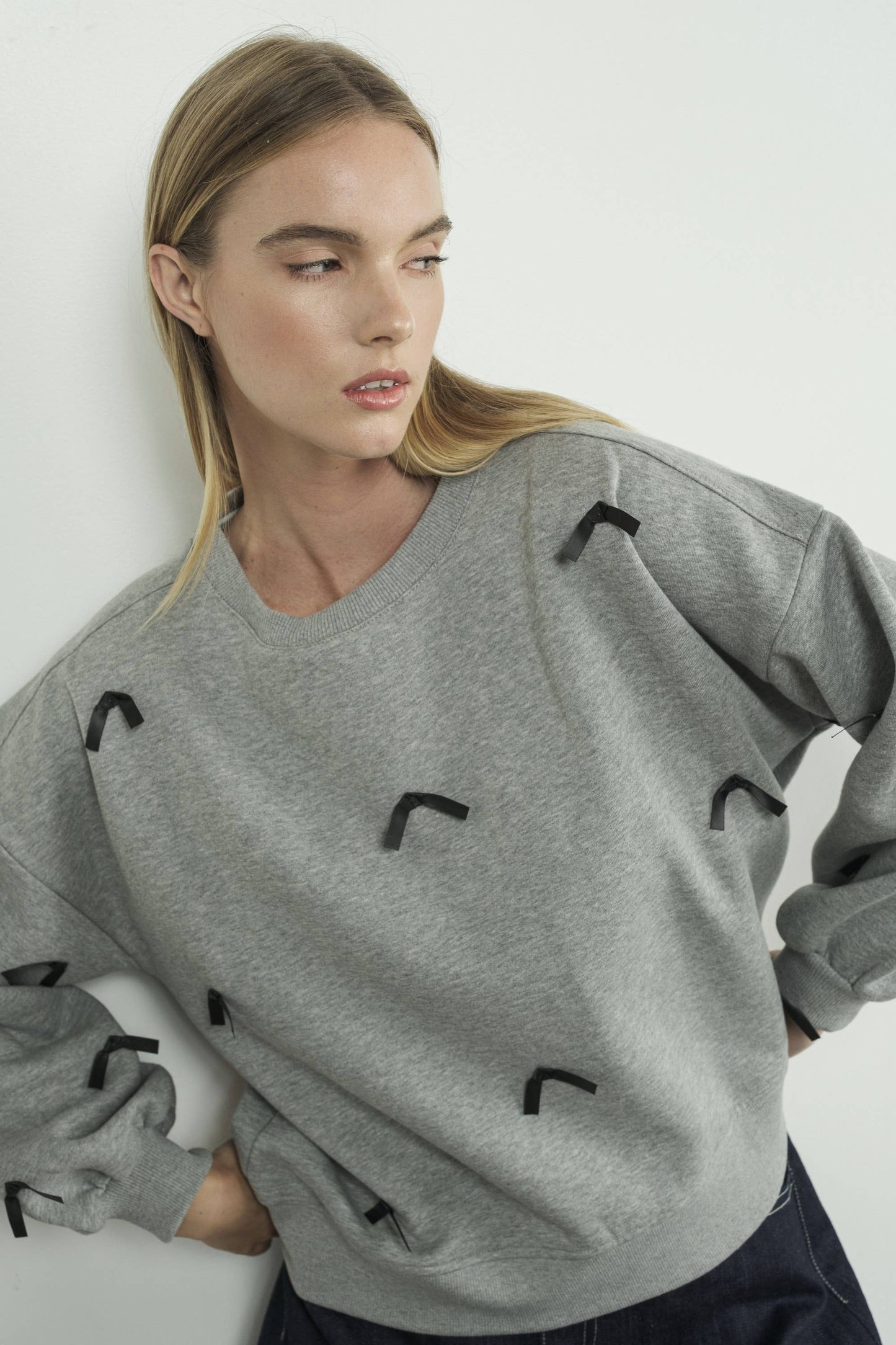 SATIN TAPE RIBBON CREWNECK SWEATSHIRTS: Heather Grey
