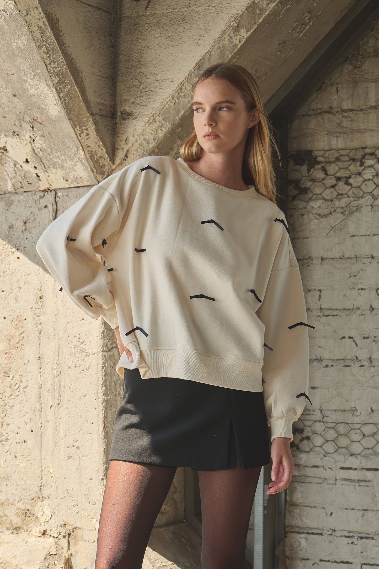 SATIN TAPE RIBBON CREWNECK SWEATSHIRTS: Heather Grey